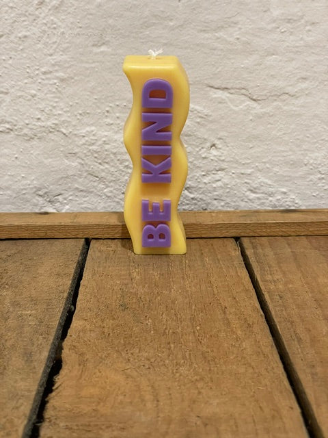 Kerze "be kind" gelb-lila