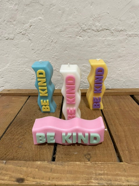 Kerze "be kind" gelb-lila