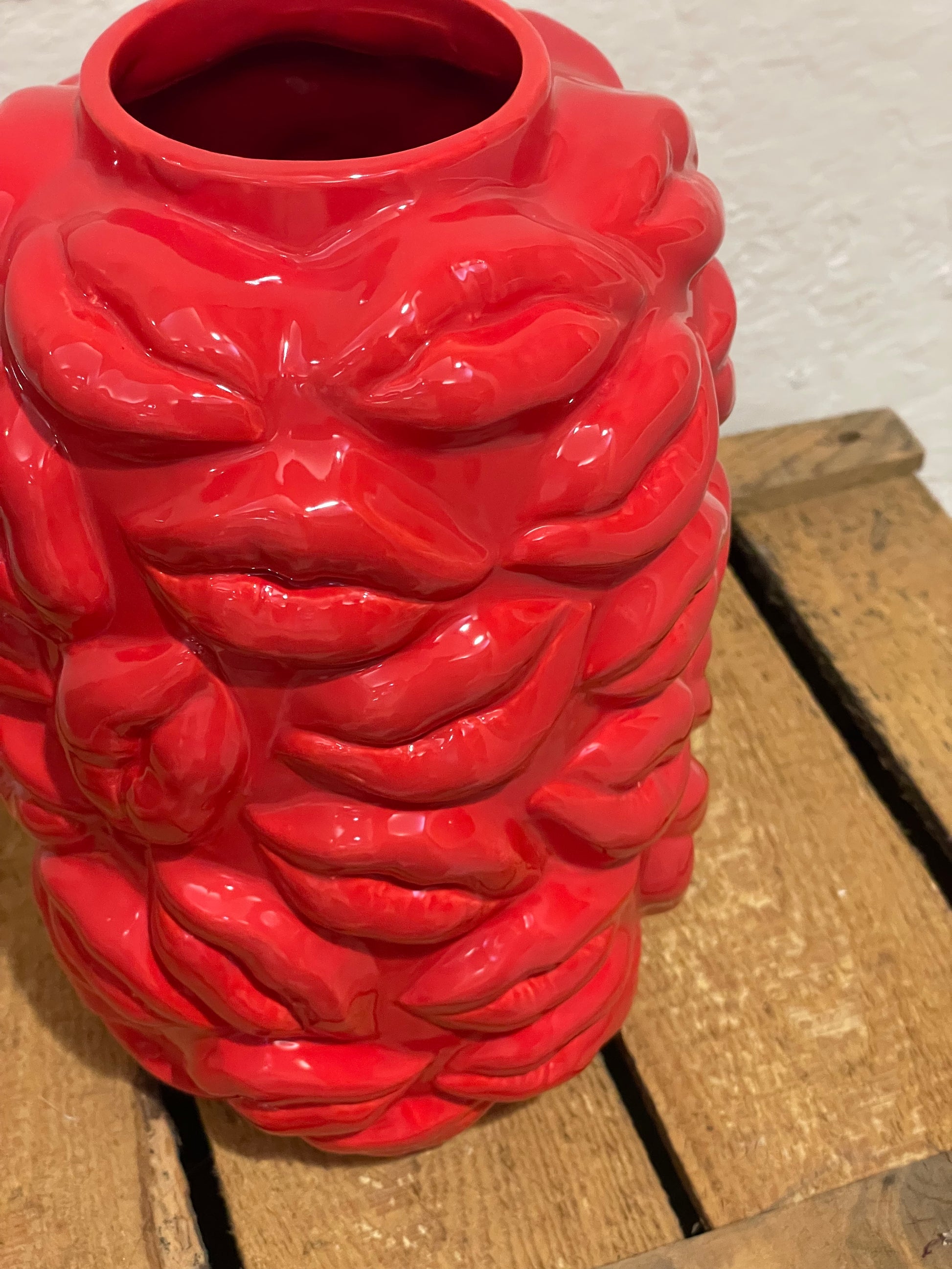 Statement-Vase "Kiss Me" rot